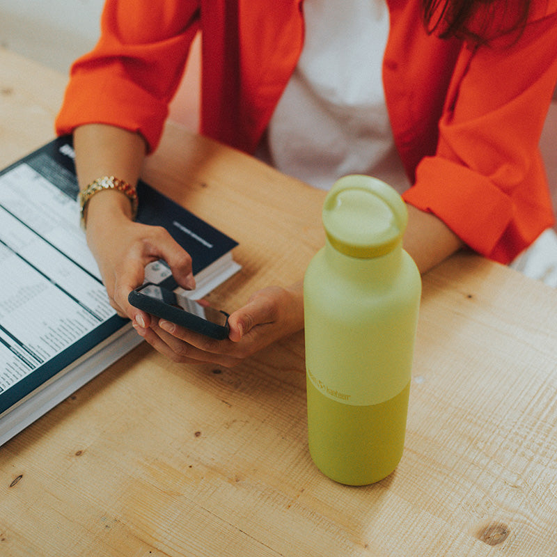 20oz-rise-classic-with-arch-loop-cap-m1 20oz_rise_classic_insulated_bottle_acacia_worker_phone_square.jpg
