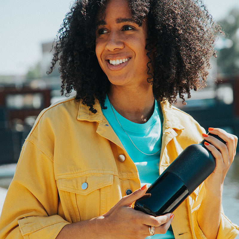20oz-rise-classic-with-arch-loop-cap-m1 20oz_rise_classic_insulated_bottle_black_woman_smile_square.jpg