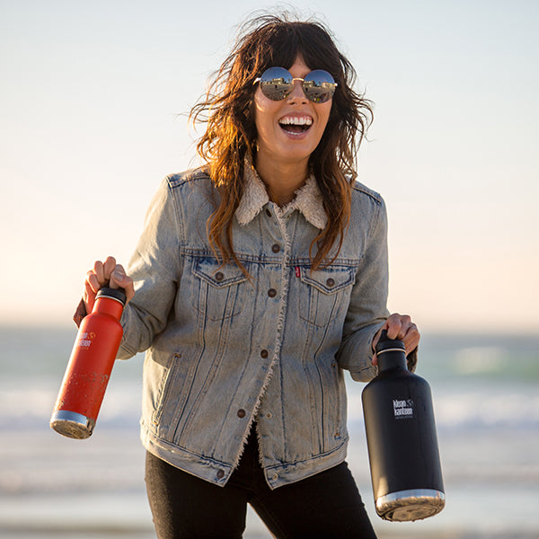 64oz-classic-with-loop-cap-q6 64oz_insulated_classic_black_beach_smile_square.jpg